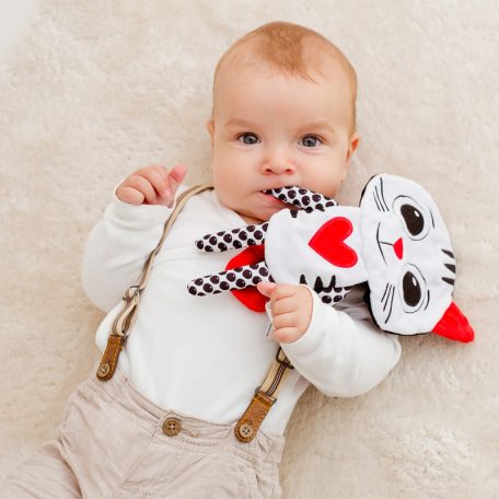 Bali Bazoo kontrasztos plüss játék rágókával - Cica 