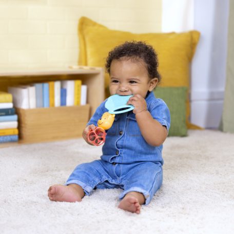 BRIGHT STARTS Rágóka csörgővel Micimackó Hunny & Shake 2db, 0m+