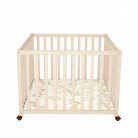 Timba II. 102*102cm-es emelhető, görgős fa járóka - borostyán