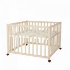 Timba II. 102*102cm-es emelhető, görgős fa járóka - borostyán