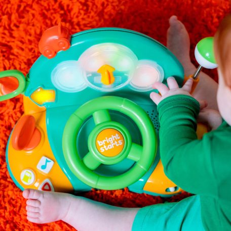 BRIGHT STARTS Zenélő kormánykerék játék t Lights & Colors Driver™ 6hó+