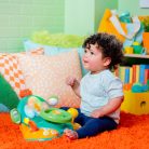 BRIGHT STARTS Zenélő kormánykerék játék t Lights & Colors Driver™ 6hó+